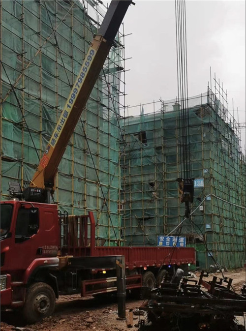 诸城市“慢工细活”—— 吊车的 “微动控制” 技术