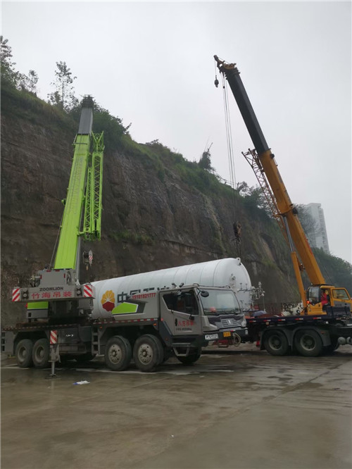 诸城市“不怕风雨冻”—— 吊车的 “恶劣环境适应” 技术